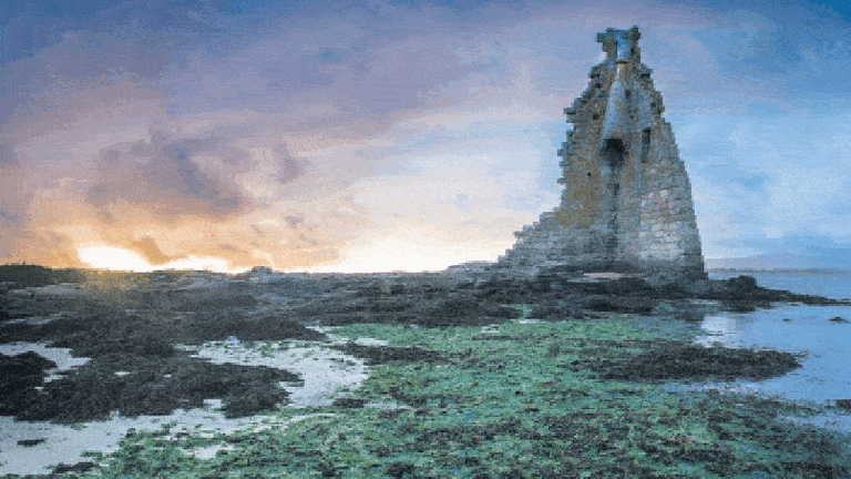 Alg&uacute;ns dos castelos e torres que recolle a publicaci&oacute;n. De esquerda a dereita e de arriba a abaixo, Torre de San Sadurni&ntilde;o (Cambados); Castro Candaz (Chantada); Castro de Ouro (Alfoz); Castelo de Soutomaior; Castelo de Vimianzo e Castelo de Nara&iacute;o (San Sadurni&ntilde;o).
