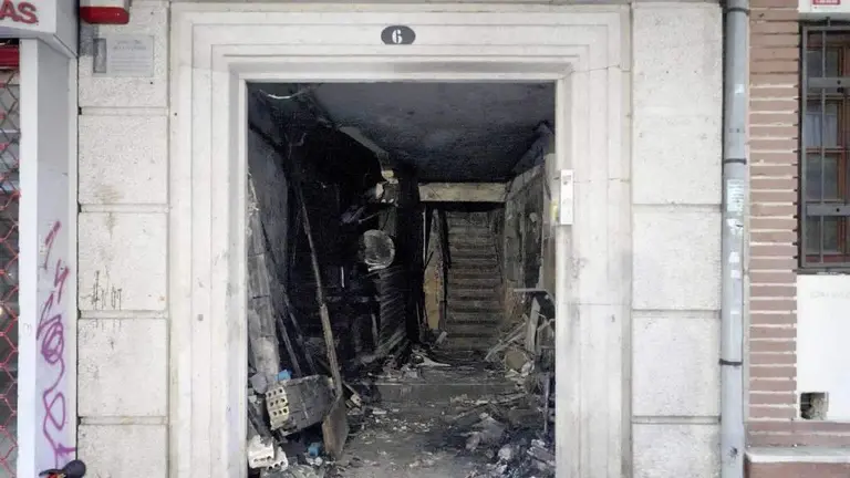 Aspecto no que quedou o portal n&uacute;mero 6 da r&uacute;a Alfonso X O Sabio ap&oacute;s o tr&aacute;xico incendio. (Foto: Javier V&aacute;zquez / Europa Press)