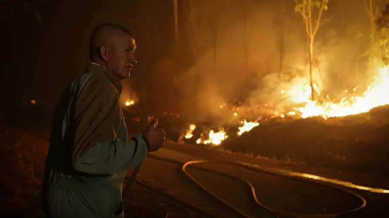 A veci&ntilde;anza de Trabada colaborou na extinci&oacute;n do incendio (Foto: Carlos Castro / Europa Press).