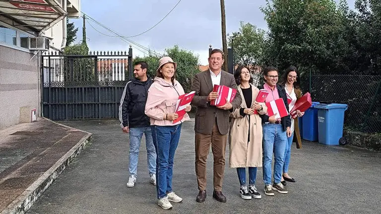 Besteiro entrga os avais acompa&ntilde;ado de varios militantes do PSdeG (Foto: Europa Press).