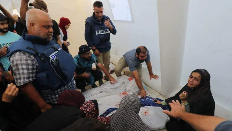 O xornalista de 'Al Jazeera' Wael Al-Dahdouh chora pola morte das s&uacute;as tres crianzas, esta quinta feira, na cidade gazat&iacute; de Dair El-Balah. (Foto: Omar Ashtawy / Zuma Press)