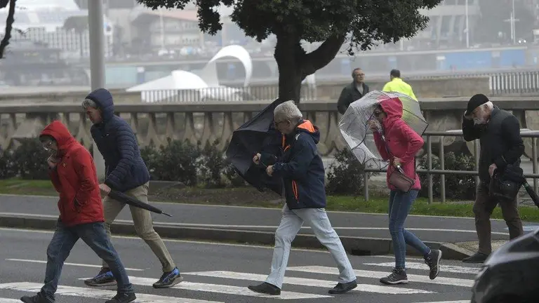Os fortes refachos de vento volver&aacute;n marcar a xornada. (Foto: M. Dylan / Europa Press)