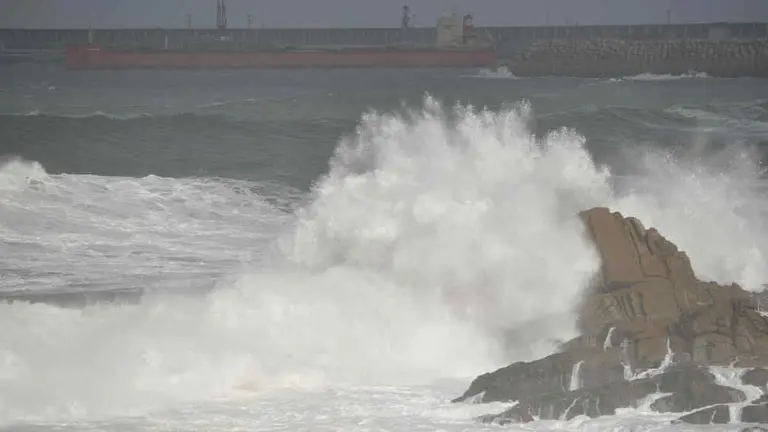 Grandes ondas na costa da Coru&ntilde;a (Foto: Gustavo de la Paz / Europa Press).