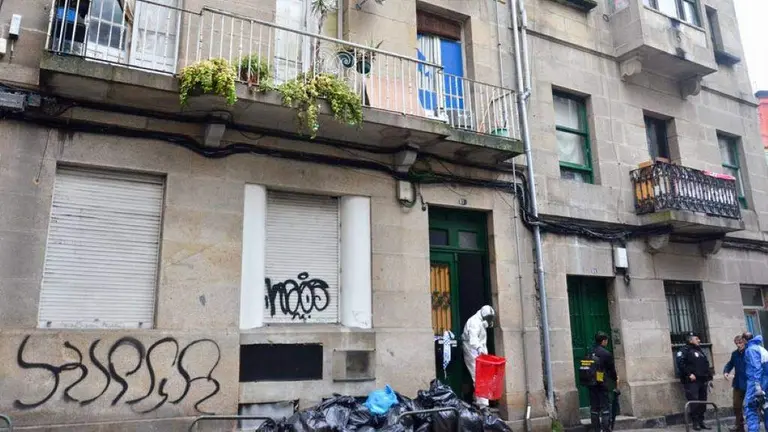 Momento da actuaci&oacute;n policial decorrida esta cuarta feira, 8 de novembro, nos n&uacute;meros 11 e 13 da r&uacute;a Fisterra de Vigo, onde apareceu un veci&ntilde;o falecido. (Foto N&oacute;s Diario)