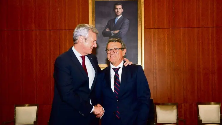 Alfonso Rueda, con Juan Carlos Aladro Fern&aacute;ndez, conselleiro maior. (Foto: Europa Press)