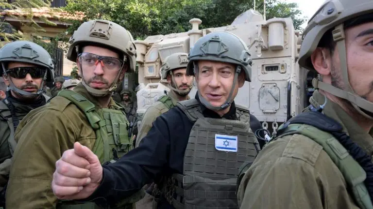 O primeiro ministro de Israel, Benjamin Netanyahu, visitando as s&uacute;as tropas no norte de Gaza (Foto: Avi Ohayon / GPO / DPA).