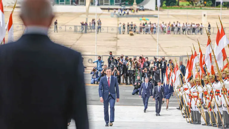 O presidente espa&ntilde;ol, Pedro S&aacute;nchez, a cuarta feira no Brasil, onde foi recibido polo mandatario Lula da Silva (de costas na imaxe). (Foto: Ricardo Stuckert / Presid&ecirc;ncia da Rep&uacute;blica do Brasil)