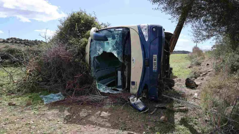 O autob&uacute;s sinistrado esta segunda feira nas Balears (Foto: Isaac Buj / Europa Press).