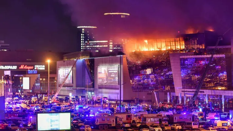 O auditorio atacado en chamas con posterioridade ao atentado terrorista, esta sexta feira na rexi&oacute;n de Moscova. (Foto: Cao Yang / Xinhua News)