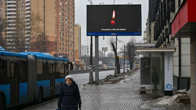 Candea acesa nunha pantalla para lembrar as v&iacute;timas do atentado, esta ma&ntilde;&aacute;, en Moscova. (Foto: Cao Yang / Xinhua News)