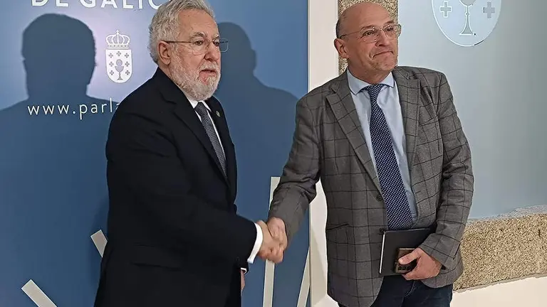 EuropaPress_5860681_presdiente_parlamento_galicia_miguel_santalines_recibe_diputado_democracia
