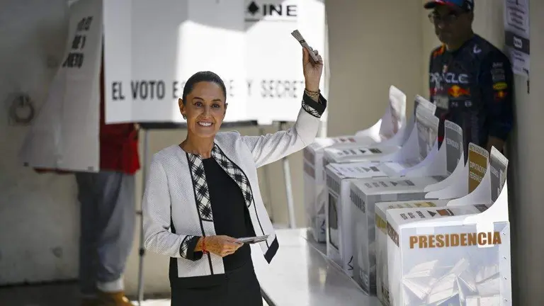 A presidenta de M&eacute;xico, Claudia Sheinbaum, depositando nas elecci&oacute;ns deste ano o seu voto. (Foto: Li Muzi / Contacto / Europa Press)