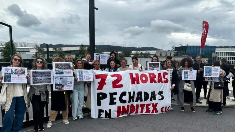 Protesta das traballadoras de Inditex, esta segunda feira, na sede da empresa en Arteixo. (Foto: N&oacute;s Diario)