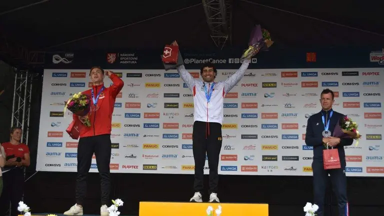 O tomi&ntilde;&eacute;s Manu Ochoa, no centro, ap&oacute;s vencer na Copa do Mundo de Praga na modalidade de kayak cross. (Foto: RFEP)