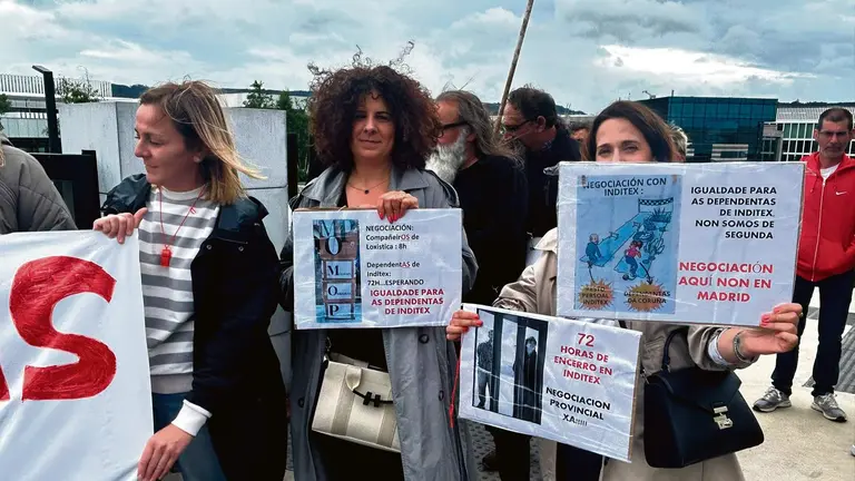 Protesta das traballadoras de Inditex, esta segunda feira, na sede da empresa en Arteixo. (Foto: N&oacute;s Diario)