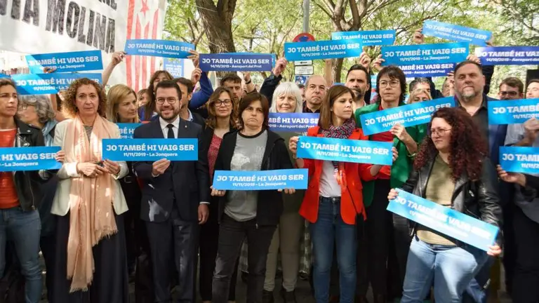 Concentraci&oacute;n para apoiar os encausados por 'Tsunami Democr&agrave;tic', con presenza de dirixentes de ERC, Junts, CUP e Sumar, fronte &aacute; Cidade da Xustiza de Barcelona, o pasado 22 de maio. (Foto: Alberto Paredes / Europa Press)