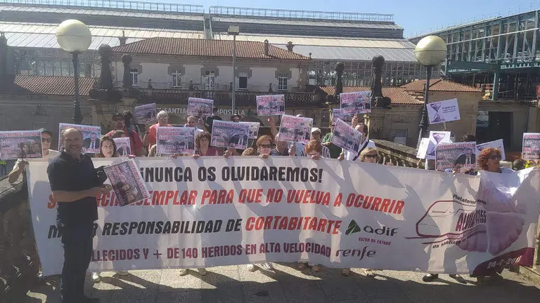 V&iacute;timas do Accidente de Angrois o pasado mes de xullo, nunha protesta durante o 11 aniversario do sistro do Alvia. (Foto: Arxina)