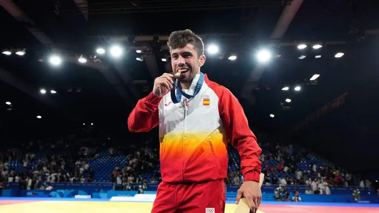 O judoka Fran Garrig&oacute;s mordendo a s&uacute;a medalla de bronce. (Foto: AFP7 v&iacute;a Europa Press)