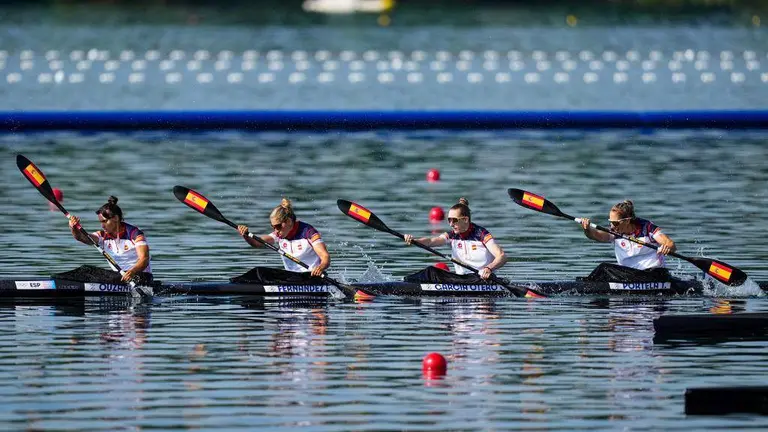 O K4 500 de Sara Ouzande, Estefan&iacute;a Fern&aacute;ndez, Carolina Garc&iacute;a e Teresa Portela, esta terza feira, en Vaires-sur-Marne. (Foto: AFP7 / Europa Press)