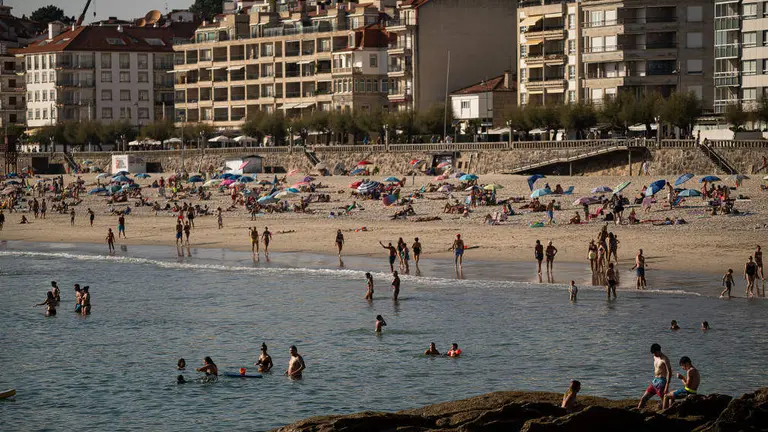 EuropaPress_5493403_banistas_playa_octubre_2023_pontevedra_galicia_espana_todas_provincias