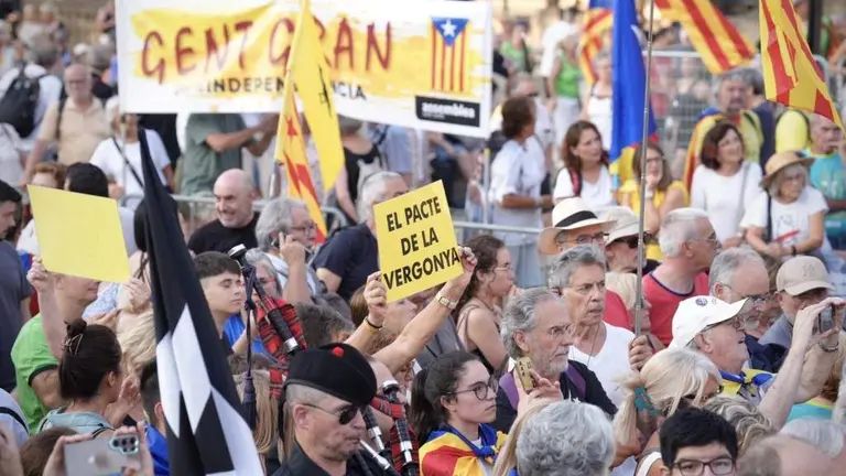 Carteis contra o 'si' de ERC &aacute; investidura de Salvador Illa na concentraci&oacute;n do pasado 8 de agosto en Barcelona para recibir Carles Puigdemont. (Foto: David Zorrakino / Europa Press)