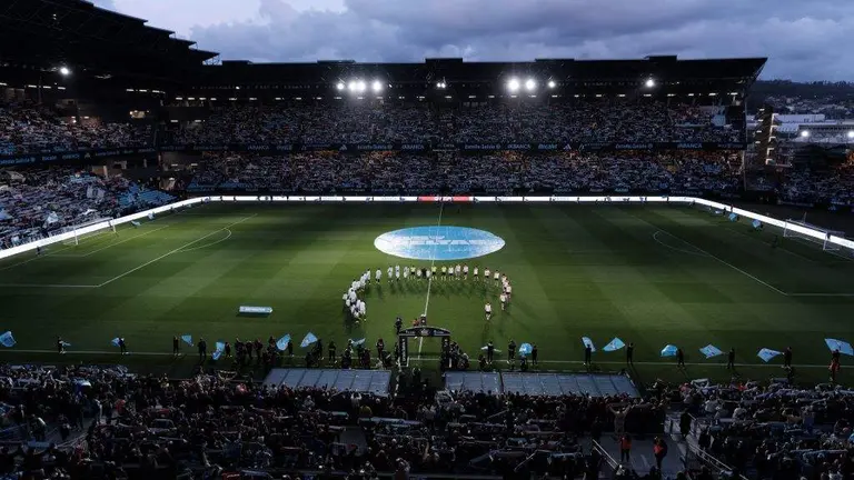 O estadio Abanca-Bala&iacute;dos interpretando a capella o himno do centenario. (Foto: RC Celta)