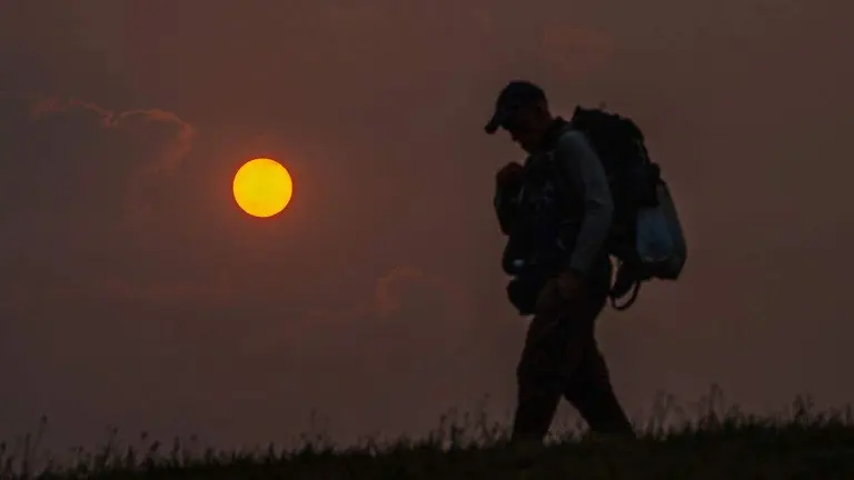 Un peregrino cami&ntilde;a durante a sa&iacute;da do sol no Monte do Gozo (Compostela) este 19 de setembro. (Foto: &Aacute;lvaro Ballesteros / Europa Press)