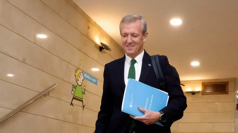 O presidente da Xunta da Galiza, Alfonso Rueda, nos corredores de San Caetano. (Foto: Arxina)