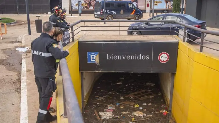 Efectivos da Unidade Militar de Emerxencias, este domingo, no centro comercial Bonaire de Val&egrave;ncia. (Foto: Jorge Gil / Europa Press)