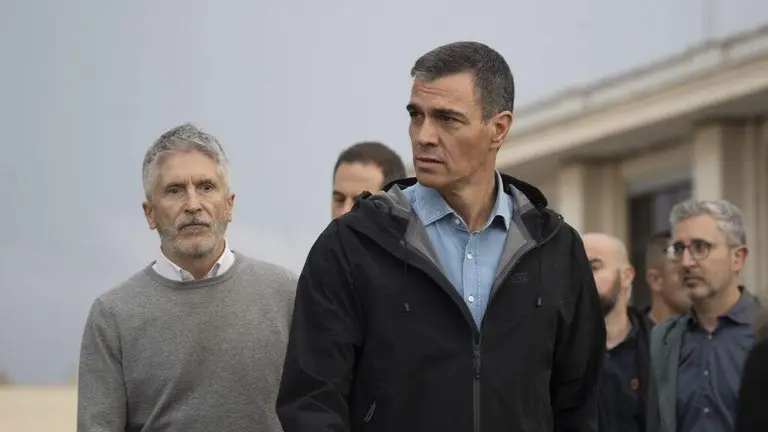 Pedro S&aacute;nchez, en primeiro plano, e o ministro do Interior, Grande-Marlaska, en segundo, este domingo en Val&egrave;ncia.