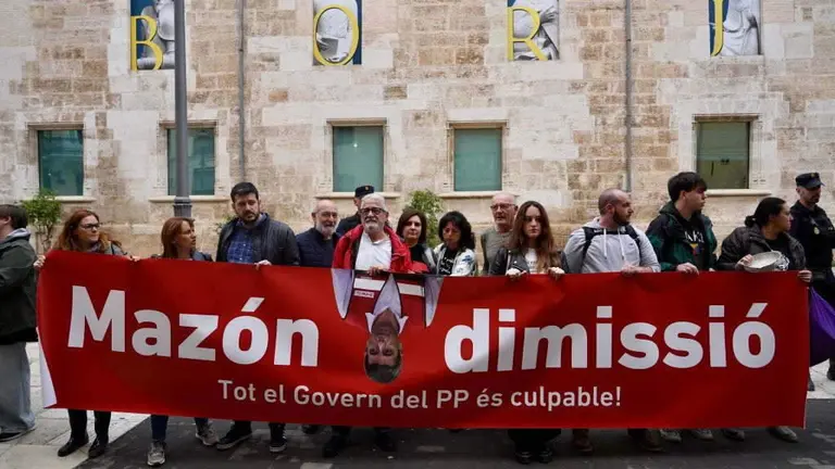 Concentraci&oacute;n nas Corts VValencianes para pedir a dimisi&oacute;n de Maz&oacute;n. (Foto: Eduardo Manzana / Europa Press)