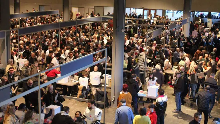 A militancia do BNG votando este domingo no Pazo de Congresos de Compostela para elixir o novo Consello Nacional. (Foto: Y. C. M.)