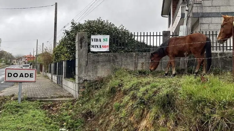 Cartaz pendurado contra a mina de Doade. (Foto: SOS Su&iacute;do)