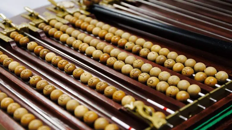 B&oacute;las para a o Sorteo Estraordinario de Nadal. (Foto: Carlos Luj&aacute;n / Europa Press)