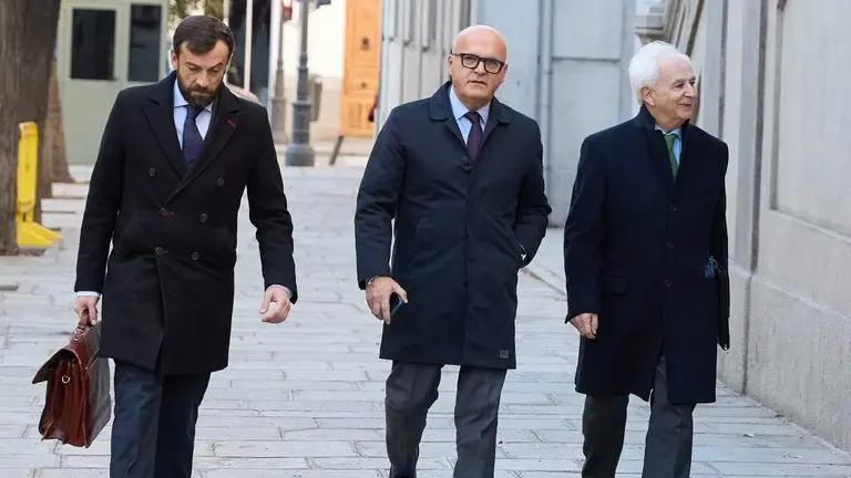 Jos&eacute; Manuel Baltar, no centro, esta segunda feira na s&uacute;a chegada ao Tribunal Supremo. (Foto: Jes&uacute;s Hell&iacute;n / Europa Press)