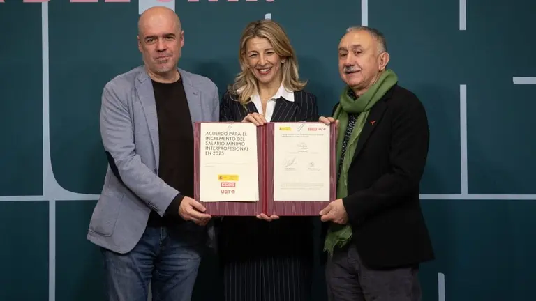 Unai Sordo, Yolanda D&iacute;az, e Pepe &Aacute;lvarez tras a sinatura do acordo para a suba do salario m&iacute;nimo. (Foto: Alejandro Mart&iacute;nez V&eacute;lez / Europa Press)