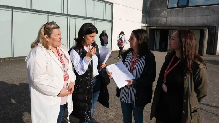 Representantes do persoal sanitaria da &aacute;rea da Coru&ntilde;a entregan m&aacute;is de 2.000 sinaturas na Consellar&iacute;a de Sanidade. (Foto: Arxina)