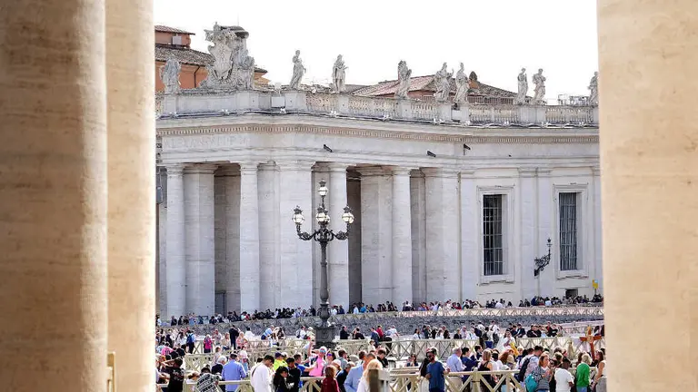 Centos de persoas congreg&aacute;ronse o 21 de abril de 2025 na praza de San Pedro, na Cidade do Vaticano, tras co&ntilde;ecer a noticia do pasamento do papa Francisco. (Foto: Stefano Spaziani / Europa Press)