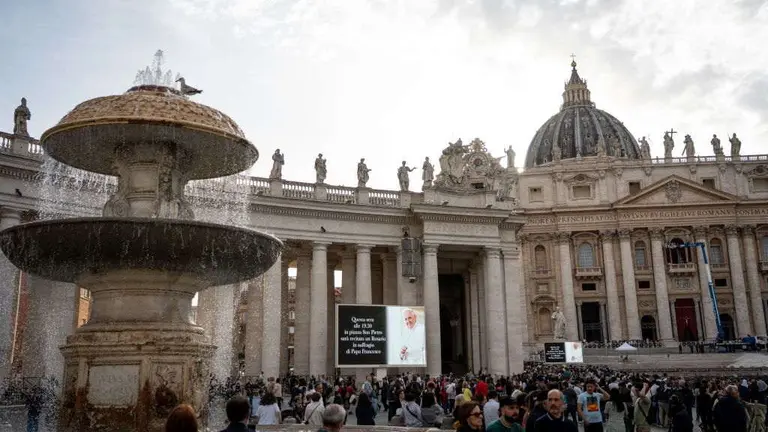 Fieis rezan na Cidade do vaticano ap&oacute;s se co&ntilde;ecer o falecemento do papa Francisco este 21 de abril. (Foto: Stefano Spaziani / Europa Press)