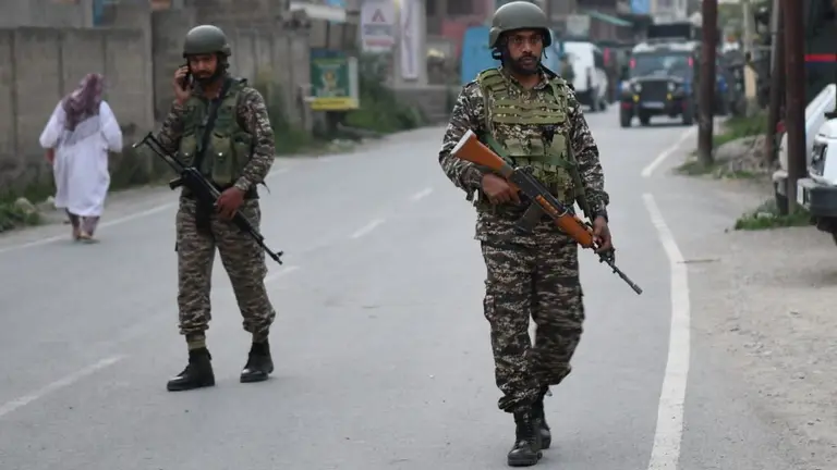 Persoal de seguridade acordoa a zona tras un accidente a&eacute;reo en Pampore (Caxemira), mentres aumentan as tensi&oacute;ns despois de que a India lanzase ataques a&eacute;reos contra Paquist&aacute;n. (Foto: Basit Zargar / ZUMA Press Wire / dpa)