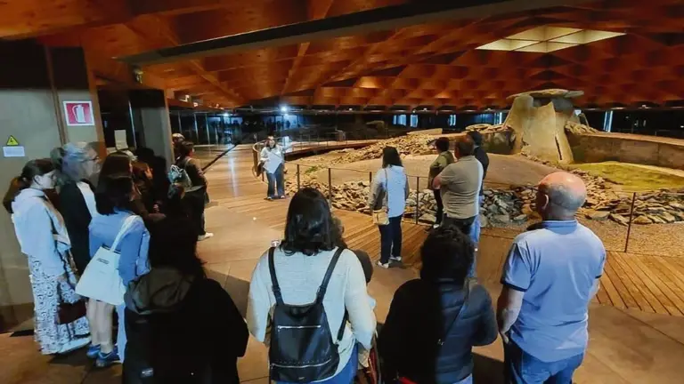 A gu&iacute;a Iria Rivera no dolmen de Dombate, en Cabana de Berganti&ntilde;os. (Foto: Concello de Cabana)