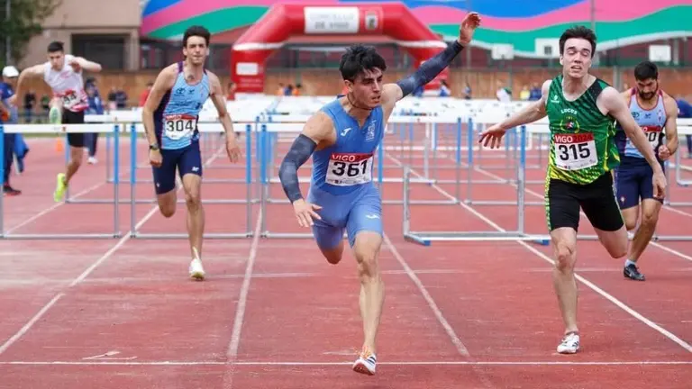 O subcampi&oacute;n de Espa&ntilde;a sub-23 e plusmarquista Hugo V&aacute;zquez chegando primeiro &aacute; meta na s&uacute;a modalidade en Vigo. (Foto: FGA)