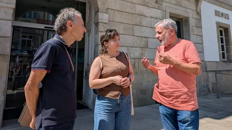 Xos&eacute; Mar&iacute;a Bra&ntilde;as, Irene &Aacute;lvarez e Manuel Reboiras, diante do museo Marco de Vigo. (Foto: N&oacute;s Diario)