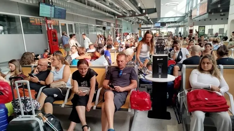 Viaxeiras e viaxeiros o 15 de agosto na estaci&oacute;n intermodal de Santiago de Compostela. (Foto: R. S.)