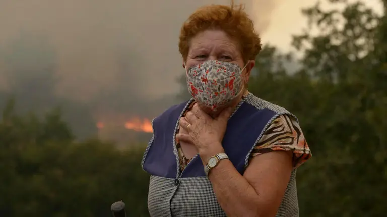 Vecinas y vecinos luchan contra el fuego que lleg&oacute; durante la tarde  a la localidad de Vilela (Cualedro) tras la reactivaci&oacute;n de un frente del incendio originado hace dos d&iacute;as en el municipio vecino de O&iacute;mbra.Cualedro 15/08/25. foto Rosa Veiga