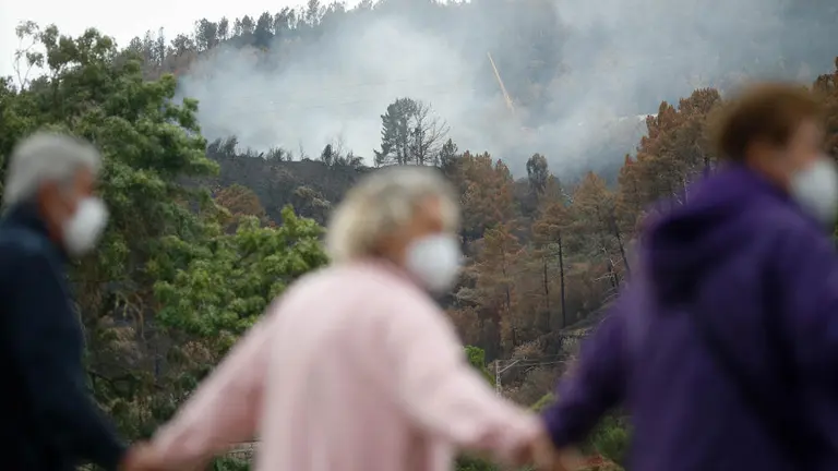 Pet&iacute;n, Ourense. Manifestaci&oacute;n de los vecinos de Pet&iacute;n y A R&uacute;a para exigir una soluci&oacute;n al vertedero que arde de forma descontrolada desde los incendios de hace m&aacute;s de 2 semanas. El incendio de Larouco caus&oacute; la quema, a la que m&aacute;s de mil vecinos han exigido a la Xunta de Galicia que les de una soluci&oacute;n.