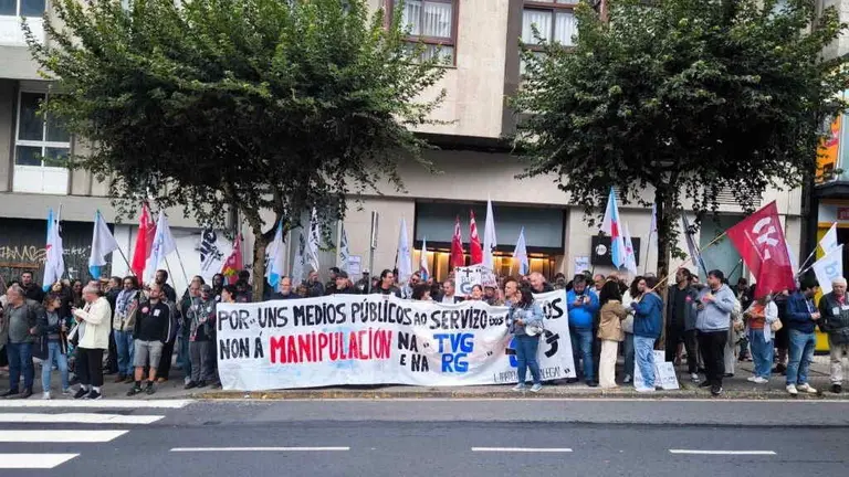 Concentraci&oacute;n &aacute;s portas do Parlamento da Galiza en defensa duns medios p&uacute;blicos "ao servizo do pobo". (Foto: Europa Press)