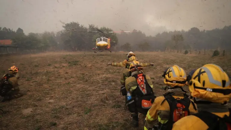 Bombeiros forestais en Lorn&iacute;s, Pant&oacute;n, o 18 de setembro. (Foto: Carlos Castro / Europa Press)