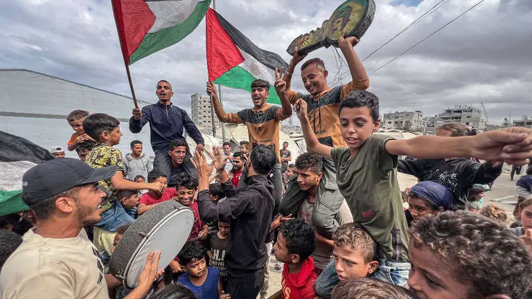 Celebraci&oacute;n o 9 de outubro de 2025 no campo de refuxiados de Nuseirat, no centro de Gaza, ao confirmarse que a tregua co r&eacute;xime israel&iacute; estaba fechada. (Foto: Belal Abu Amer / APA Images v&iacute;a Europa Press)