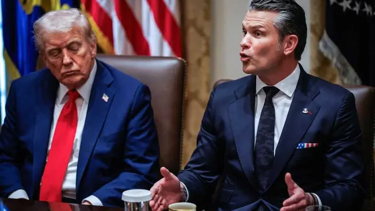 Donald Trump e Pete Hegseth. (Foto: Europa Press / Contacto / Samuel Corum - Pool via CNP)